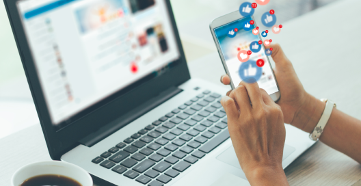 hands-smartfon-laptop-ecommerce